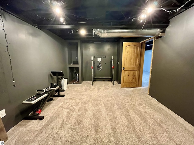 workout room featuring carpet