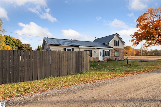 view of front of home featuring a front lawn