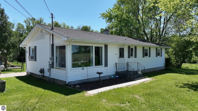 view of front of property featuring a front yard