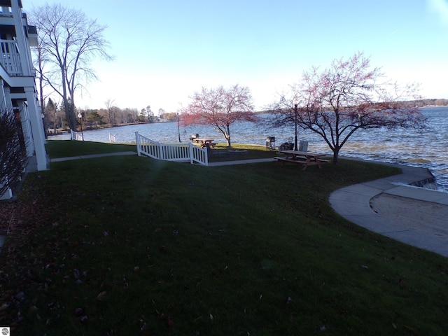 view of yard featuring a water view