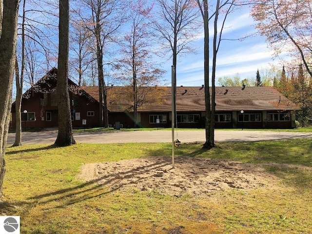 single story home featuring a front lawn