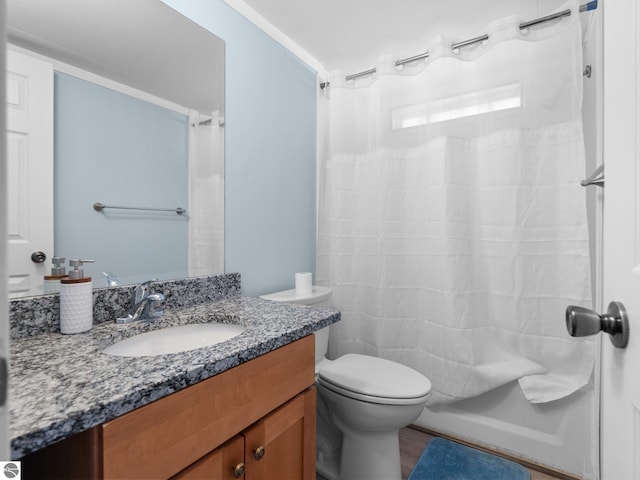 bathroom with a shower with curtain, vanity, and toilet