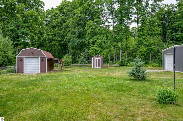 view of yard featuring a shed