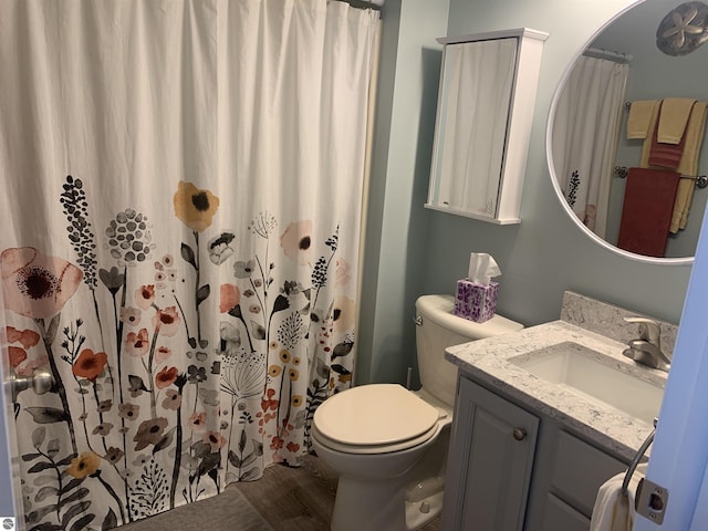 full bathroom featuring toilet, a shower with shower curtain, wood finished floors, and vanity