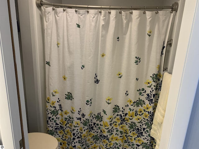 full bath with a shower with shower curtain and toilet