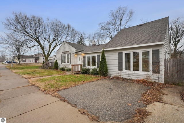 view of front of house featuring a front lawn