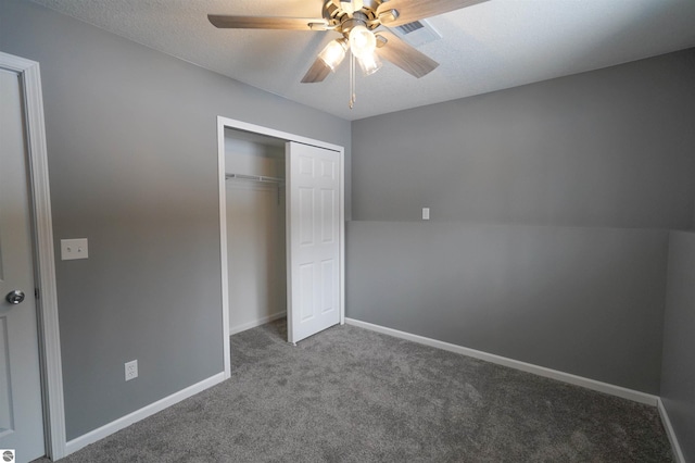 unfurnished bedroom with carpet, ceiling fan, a textured ceiling, and a closet