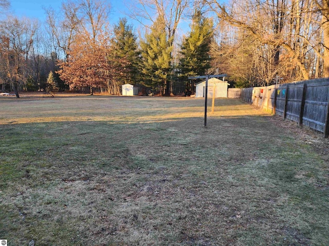 view of yard featuring a storage shed