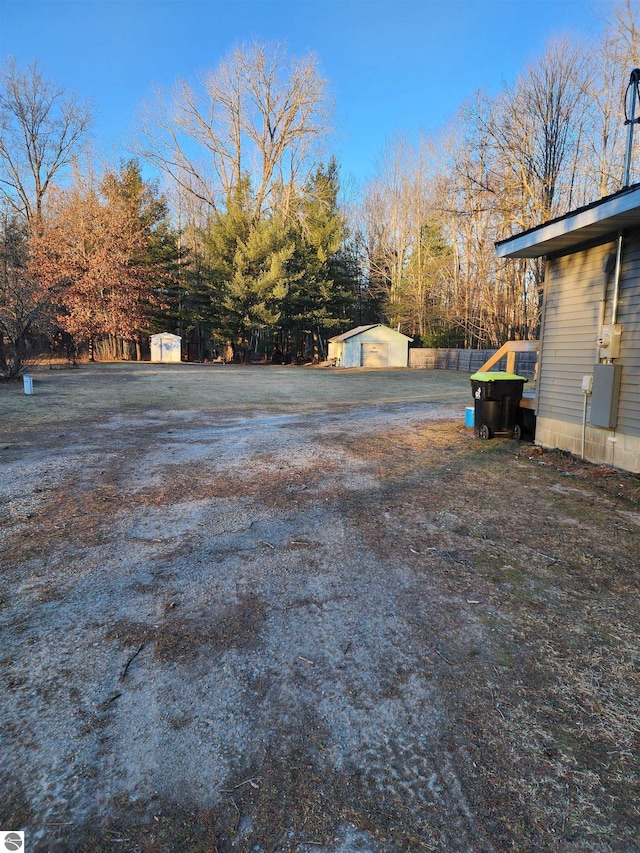 view of yard with an outdoor structure