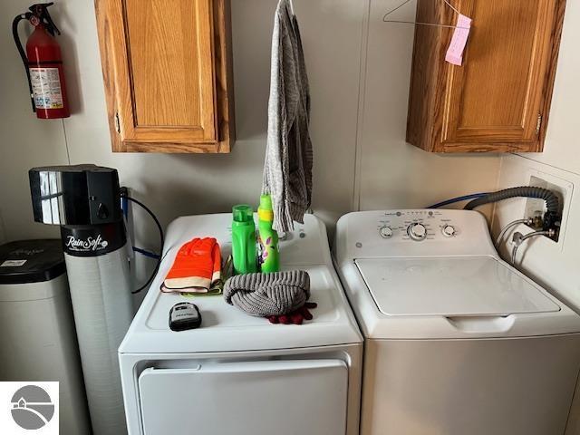 laundry area featuring cabinets and independent washer and dryer