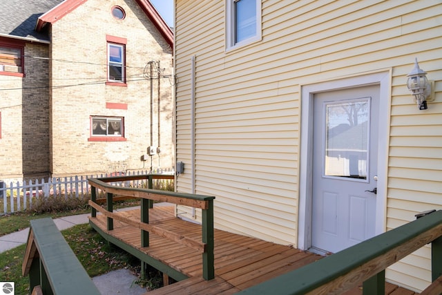 property entrance featuring a deck