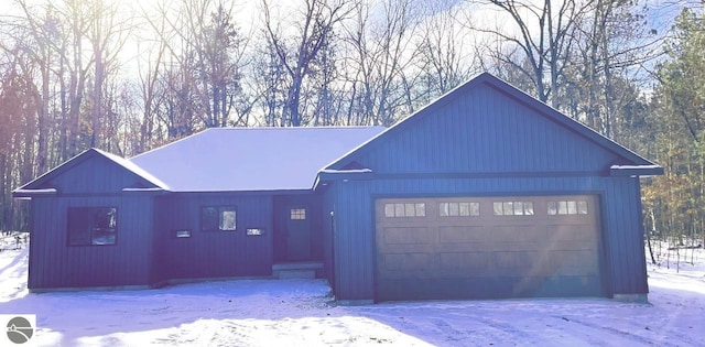 108 Rolling Oak Ln, Roscommon, MI 48653 - view of front facade with a garage