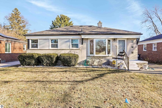 view of front of property featuring a front lawn