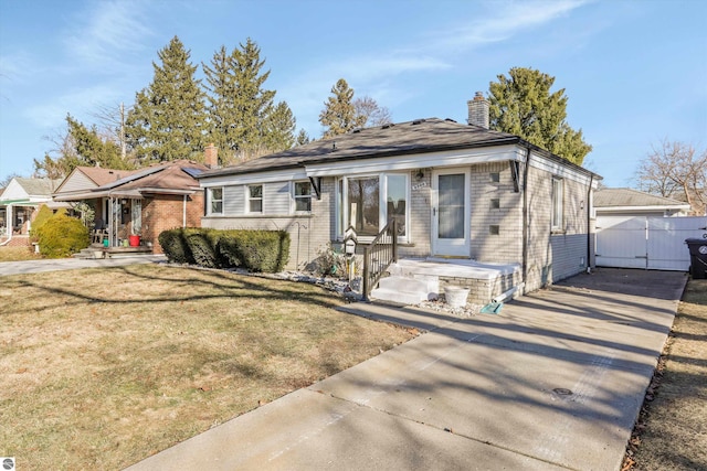 view of front of property with a front lawn