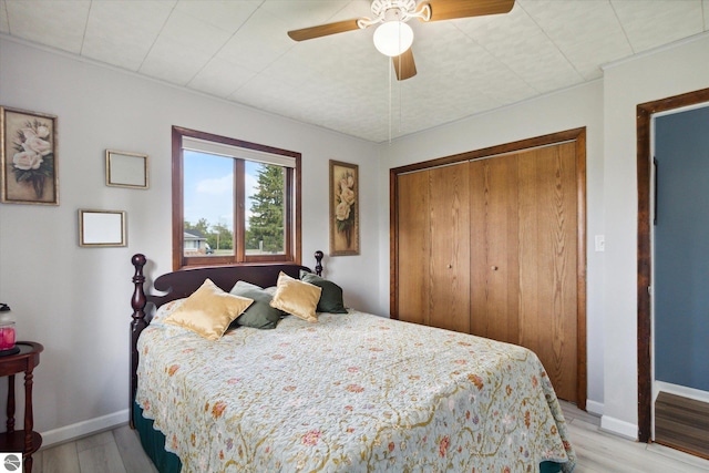 bedroom with ceiling fan, a closet, and light wood-type flooring