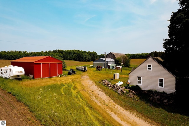 view of yard featuring an outbuilding