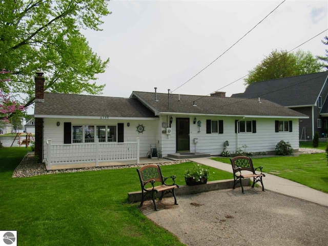 view of front facade featuring a front yard