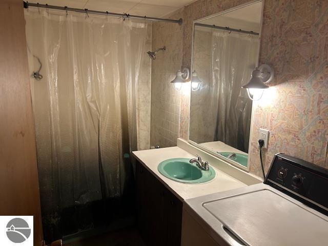 bathroom with vanity