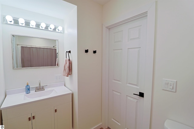 bathroom with a shower with curtain, vanity, and toilet