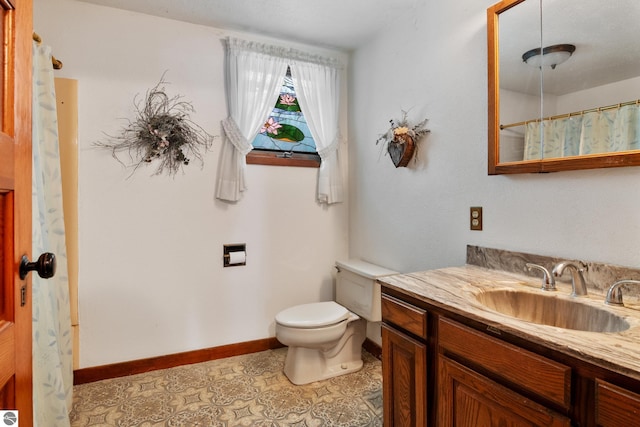 full bath with baseboards, a shower with shower curtain, toilet, tile patterned floors, and vanity