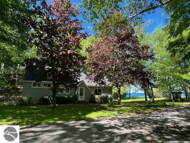 view of front of house featuring a front lawn