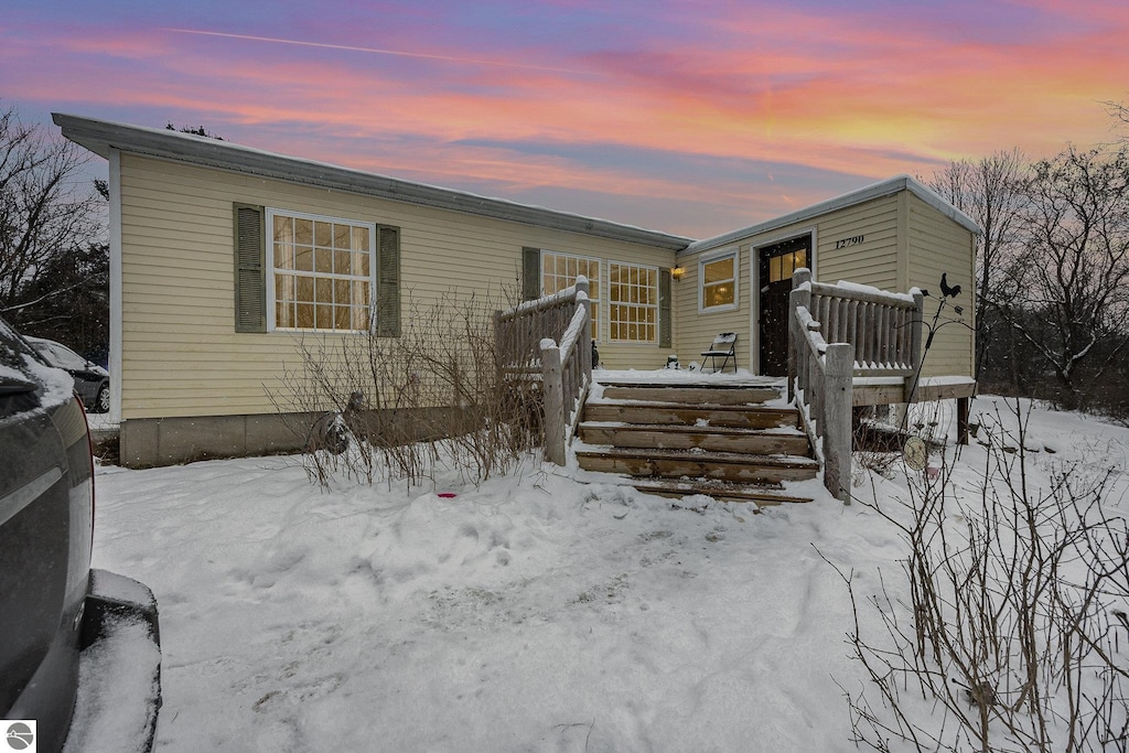 manufactured / mobile home with a wooden deck