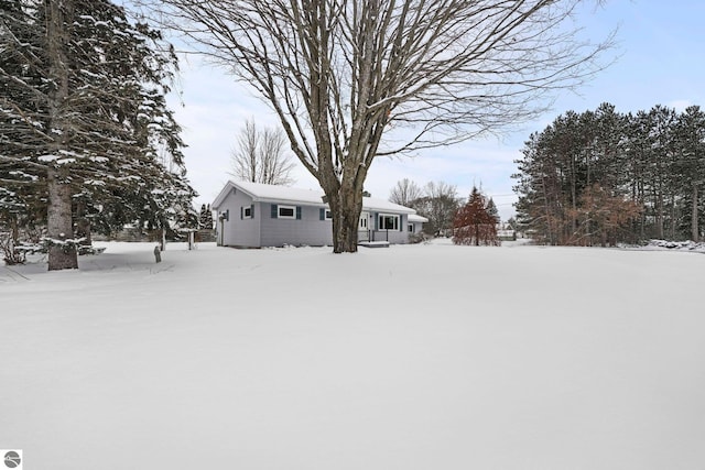 view of yard layered in snow