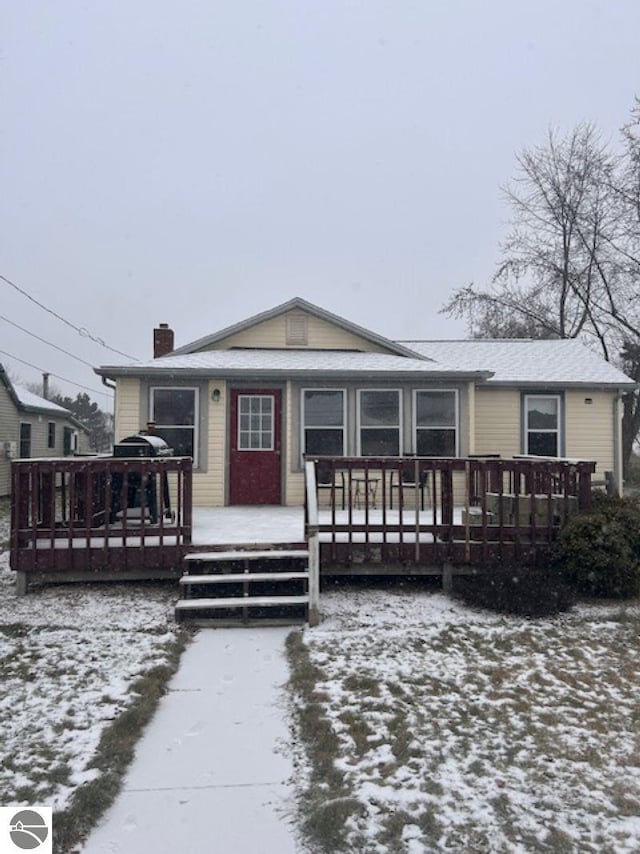 view of front facade featuring a wooden deck