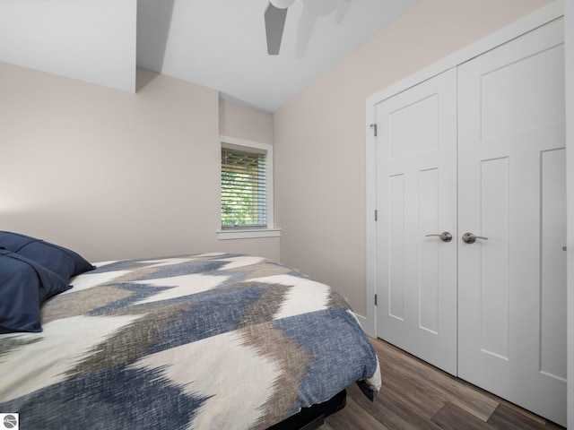 bedroom with dark hardwood / wood-style flooring, a closet, and ceiling fan