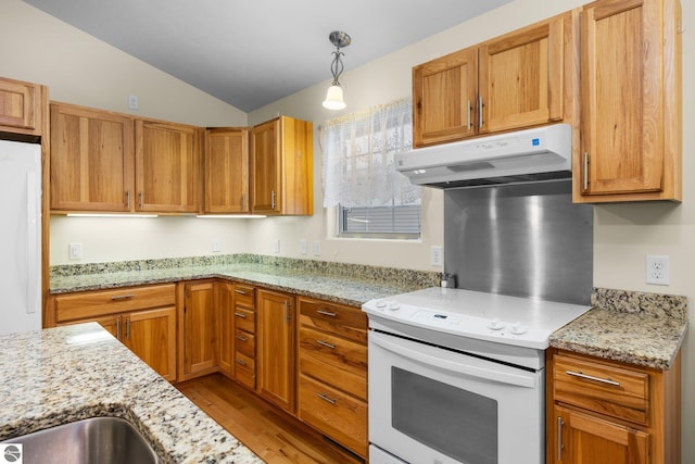 kitchen featuring white electric range, light hardwood / wood-style floors, pendant lighting, refrigerator, and lofted ceiling