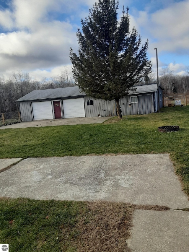 view of yard featuring a garage and an outdoor structure