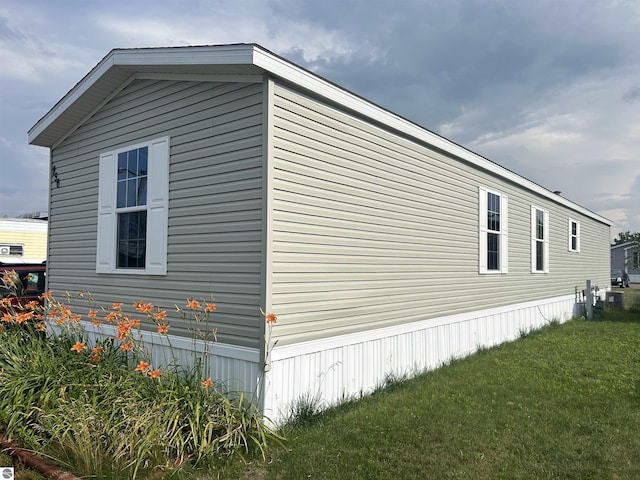 view of side of property featuring a yard