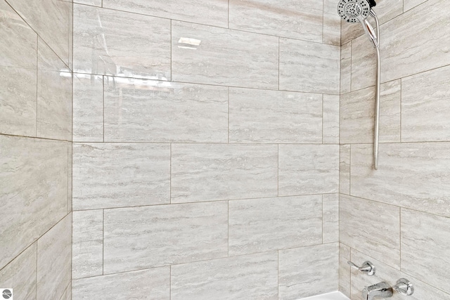 bathroom featuring tiled shower / bath