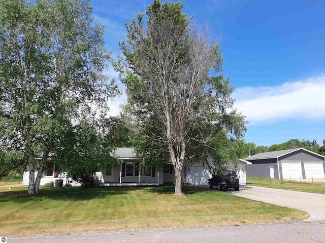 view of front of home featuring a front lawn and a garage