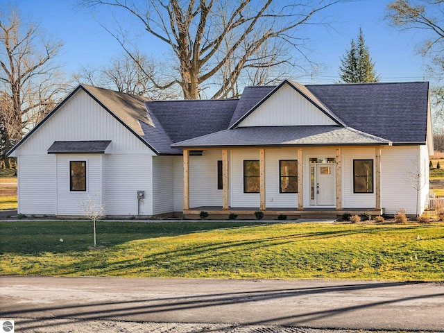 modern farmhouse featuring a front yard