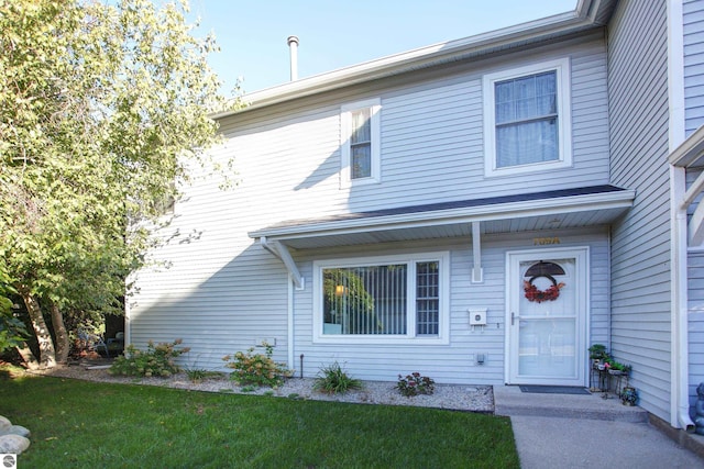 view of front of home with a front lawn