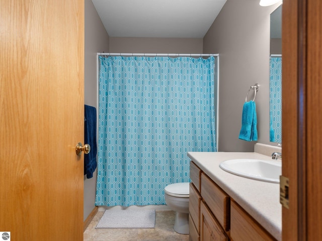 bathroom with curtained shower, toilet, and vanity