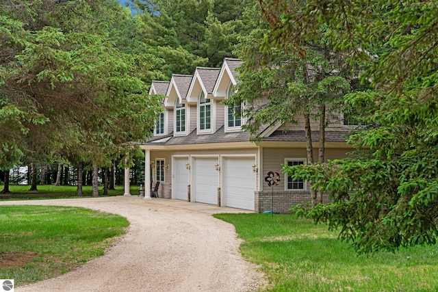 view of front facade featuring a garage and a front yard