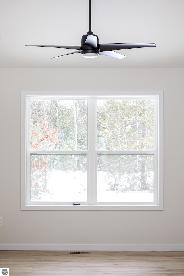 room details featuring ceiling fan