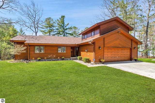 view of front of property with a front yard