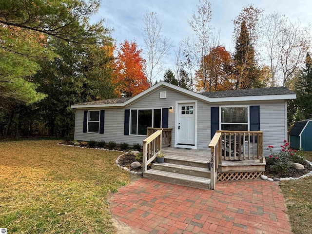 view of front facade with a front yard