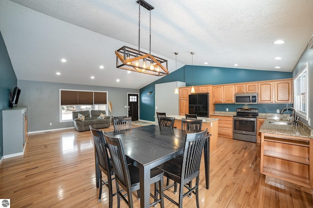 dining area with lofted ceiling, sink, a chandelier, a textured ceiling, and light hardwood / wood-style flooring