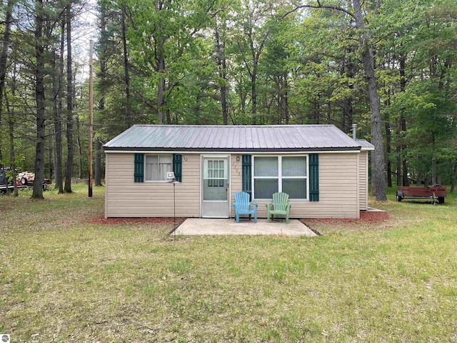 view of outbuilding with a yard