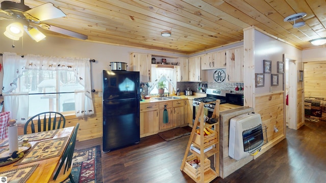 kitchen featuring sink, heating unit, wood ceiling, light brown cabinets, and black appliances