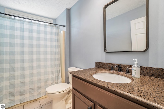 full bath featuring tile patterned flooring, toilet, vanity, a shower with curtain, and a textured ceiling