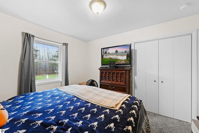 bedroom featuring carpet floors and a closet