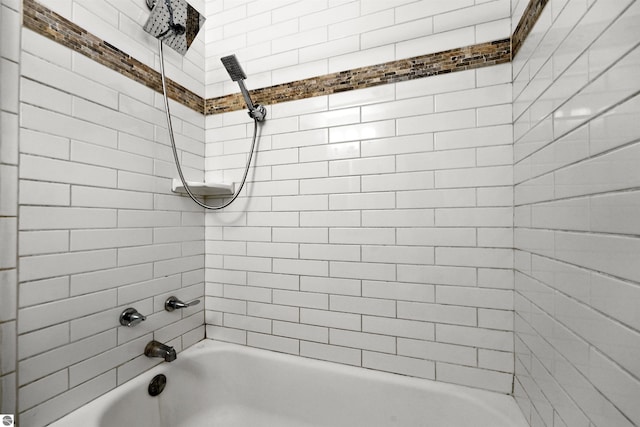 bathroom with tiled shower / bath