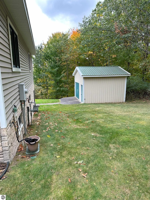 view of yard with a garage and an outdoor structure