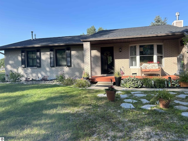 ranch-style home featuring a front lawn