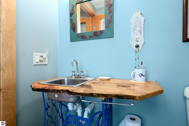 bathroom featuring sink